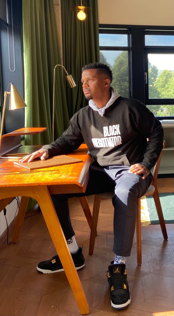 Hoodie Black Negotiator